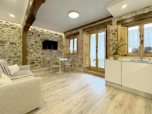 El Patio de Vespasiano-Calera- vistas a la iglesia junto al puerto