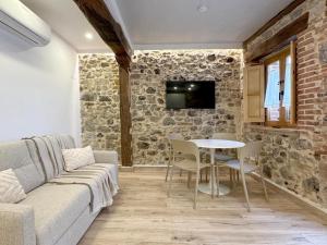 El Patio de Vespasiano-Calera- vistas a la iglesia junto al puerto