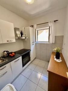 Apartment Marko with terrace and mountain view in Brela