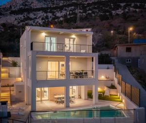 Villa Maris & Ivana Brela 2x28m2 heated pool gym