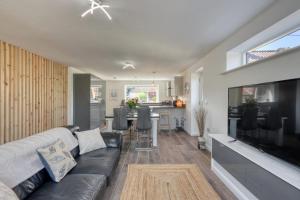 Summer Lodge