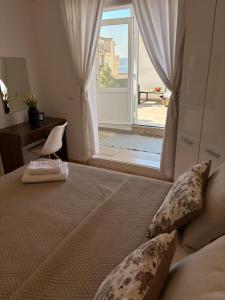 Apartment Toma with sea view and terrace in Brela