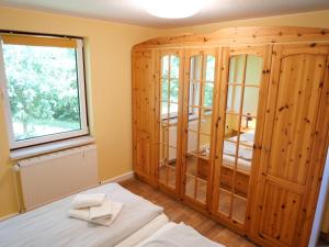 "Goldenes Haus am See mit Boot"