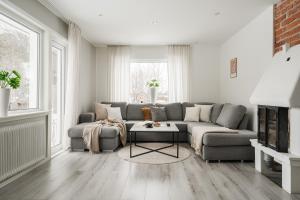 Guestly Homes - Modern 4BR Villa with Sauna