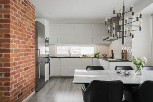 Guestly Homes - Modern 4BR Villa with Sauna