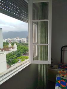 2 bedrooms, 1 block from Ipanema beach, station 9