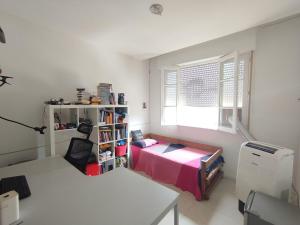 2 bedrooms, 1 block from Ipanema beach, station 9