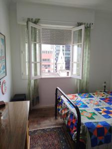 2 bedrooms, 1 block from Ipanema beach, station 9