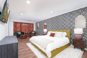 Hidden Oasis Mini Golf MovieRoom POOL