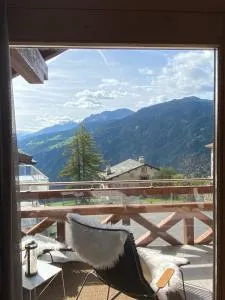 Exclusive Attic Apartment with Panoramic Views Ideal for WEF Visitors - Unter-Mutten