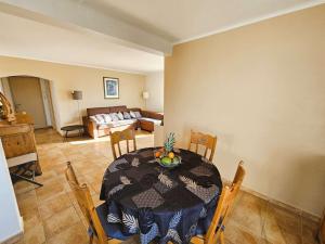 Bel appartement avec balcon à 300m de plage, climatisation, internet...