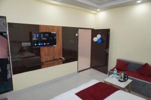 Hotel Hanumat Palace-300 meter Jaipur junction & 1km Sindhi camp bus stand