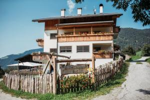 Großkarnaiderhof Ferienwohnungen-Bauernhof-Dolomiten-Natur Pur
