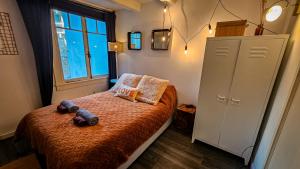 JoyJoyJoy the Red Sun ecolicious studio in the historic Canalhouse Tropics at the Canals from 1729