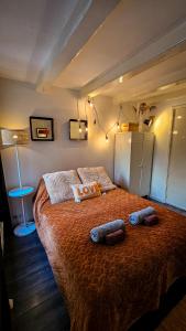 JoyJoyJoy the Red Sun ecolicious studio in the historic Canalhouse Tropics at the Canals from 1729
