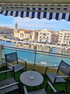 Sete T3 sur les quais en centre ville parking