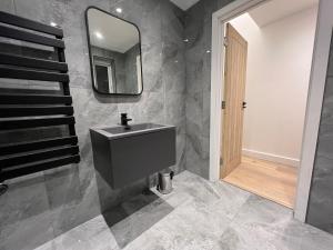 Starlight Lodge - 4 bedroom Barn with Hot Tub!