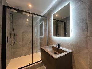 Starlight Lodge - 4 bedroom Barn with Hot Tub!