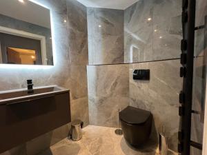 Starlight Lodge - 4 bedroom Barn with Hot Tub!