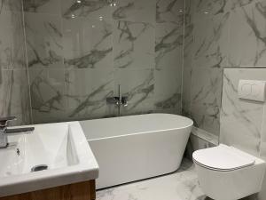 Starlight Lodge - 4 bedroom Barn with Hot Tub!