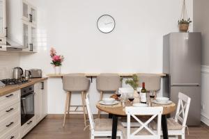 Stylish Central Home with Private Yard - Sleep 6 by QuickTrips