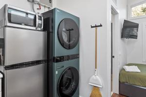 The Acorn - Tiny House in HISTORIC OAKWOOD