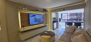 Apto dos famosos na Meia Praia Itapema a 70 metros do mar