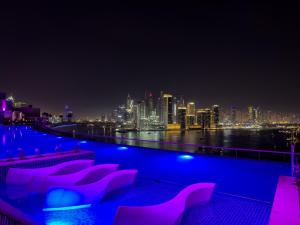 Palm Jumeirah Beachfront apartment with Amazing Infinity Pool and private beach