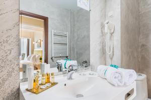 Double Standard Room with Danube View room in Faleza Hotel by Vega