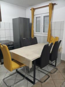 Lush Garden Villa Close to Airport with Hi-Speed Wifi