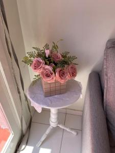 Aconchegante, novinho, com garagem, 400m da praia