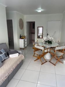 Aconchegante, novinho, com garagem, 400m da praia