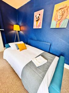 Spacious Central and Chic 65 TV