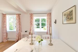 Kätchen am Schlossgraben - Schloss Gelting