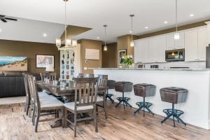 Golf in Luxury - 4BDR Home on Agaming Golf Course