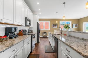 Golf in Luxury - 4BDR Home on Agaming Golf Course