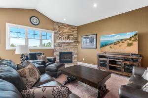 Golf in Luxury - 4BDR Home on Agaming Golf Course