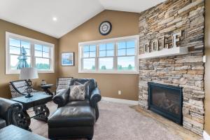 Golf in Luxury - 4BDR Home on Agaming Golf Course