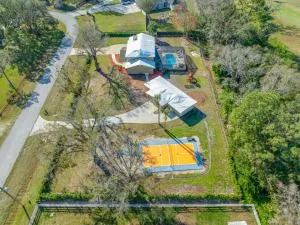 The Perfect Family Retreat w Pool and Games - West Chase