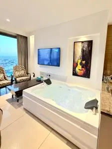 Luxe jacuzzi studio key 2 - Bhundsi