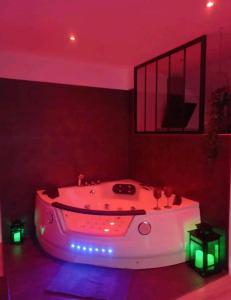 Le CoEuR du ViGnObLe Capacité 16 personnes max Venez partager un moment agréable en famille amis couples jeux Pétanque jacuzzi