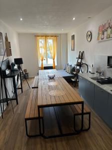 Maisons de vacances Le CoEuR du ViGnObLe Capacite 16 personnes max Venez partager un moment agreable en famille amis couples jeux Petanque jacuzzi : photos des chambres