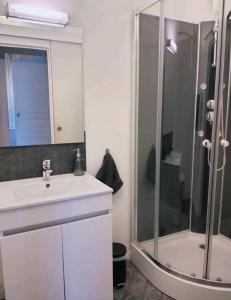 Maisons de vacances Le CoEuR du ViGnObLe Capacite 16 personnes max Venez partager un moment agreable en famille amis couples jeux Petanque jacuzzi : photos des chambres