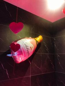 Le CoEuR du ViGnObLe Capacité 16 personnes max Venez partager un moment agréable en famille amis couples jeux Pétanque jacuzzi