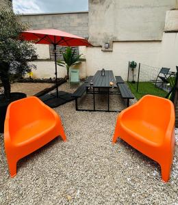 Le CoEuR du ViGnObLe Capacité 16 personnes max Venez partager un moment agréable en famille amis couples jeux Pétanque jacuzzi