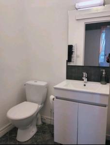 Maisons de vacances Le CoEuR du ViGnObLe Capacite 16 personnes max Venez partager un moment agreable en famille amis couples jeux Petanque jacuzzi : photos des chambres