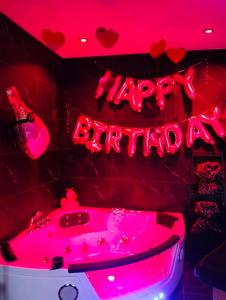 Le CoEuR du ViGnObLe Capacité 16 personnes max Venez partager un moment agréable en famille amis couples jeux Pétanque jacuzzi