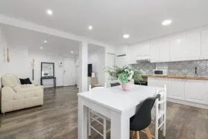 Diáfano, amplio y luminoso by CABANA Rentals - Mos