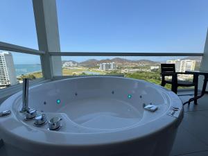 Suite con Lujoso Jacuzzi, Piso 14 y vista al mar