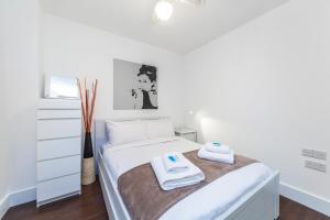 Chic Sun-Filled 1 BDR Apt with Private Terrace